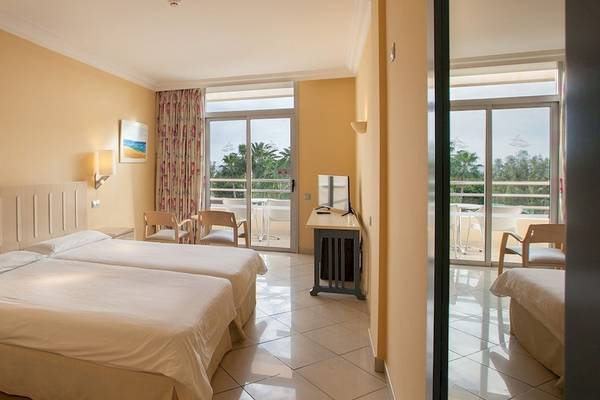 Doppelzimmer im IFA Altamarena Hotel mit zwei Betten, Terrassenzugang und modernem Interieur.