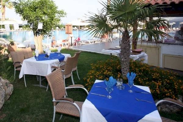Garten Terrasse im Cathrin Hotel mit Tischen und Stühlen am Pool