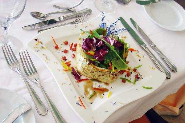 Gedecker Tisch mit Gericht im Rodos Palladium Hotel