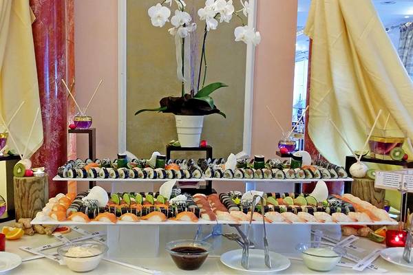 Sushi-Buffet auf mehreren Ebenen im Rodos Palladium Wellness-Hotel.