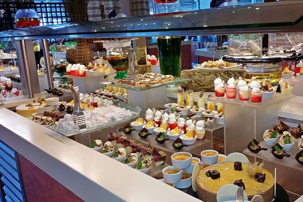 Buffetauswahl im Rodos Palladium Hotel mit verschiedenen Desserts und Kuchen.