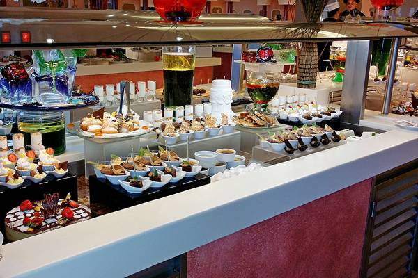 Buffet-Auswahl im Rodos Palladium Leisure & Wellness Hotel mit verschiedenen Vorspeisen und Desserts.