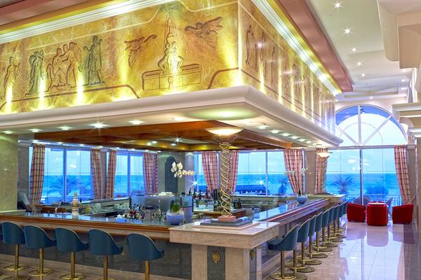 Bar im Rodos Palladium Leisure & Wellness Hotel mit Blick auf das Meer.