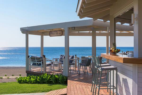 Strandbar im Rodos Palladium Hotel mit Blick auf das Meer und blauen Stühlen.