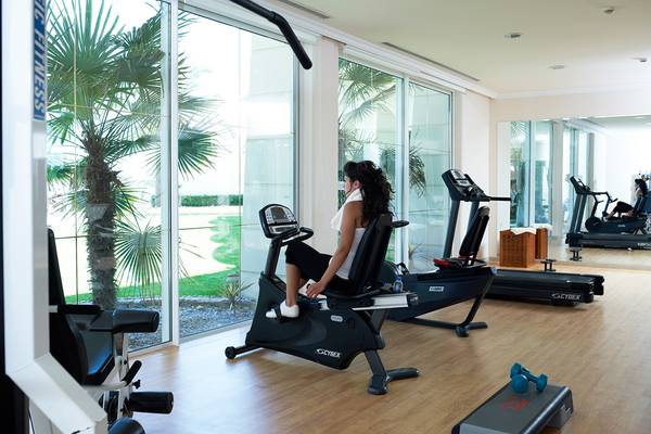 Frau trainiert im Fitnessstudio im Rodos Palladium Leisure & Wellness.