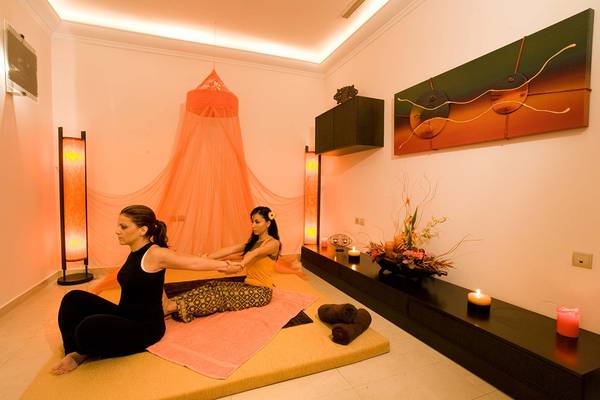 Zwei Frauen praktizieren Yoga in einem Meditationsraum im Rodos Palladium Hotel.