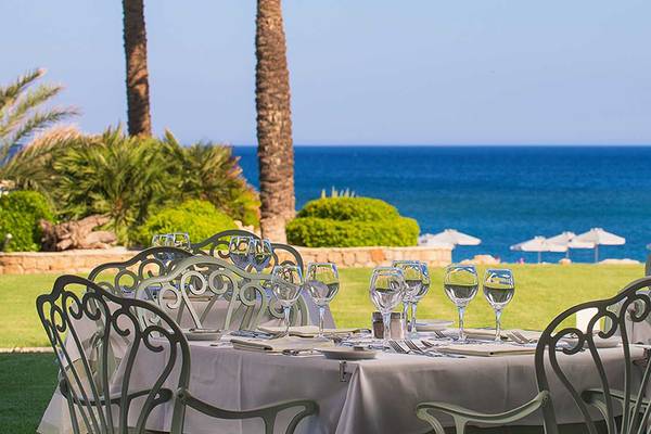 Sitzplatz im Freien mit Meerblick im Rodos Palladium Leisure & Wellness Hotel.