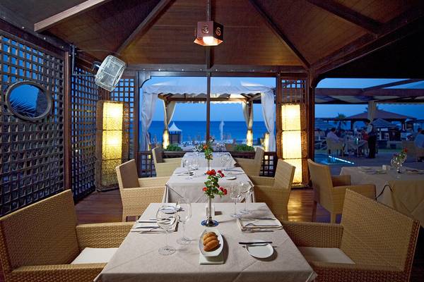 Innenansicht des Restaurants des Rodos Palladium Leisure & Wellness Hotels mit Blick auf das Meer.