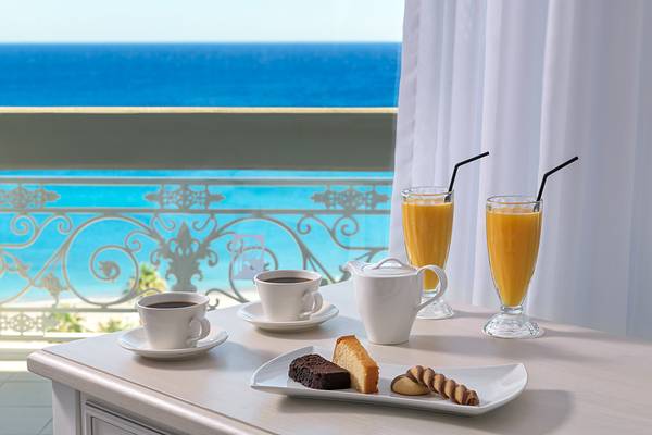 Frühstückstisch auf dem Balkon mit Meerblick im Rodos Palladium Hotel