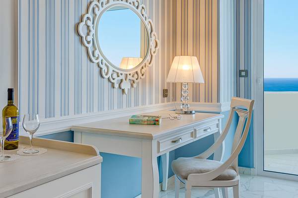 Arbeitsbereich im Hotelzimmer des Rodos Palladium mit Schreibtisch, Stuhl und Meerblick.