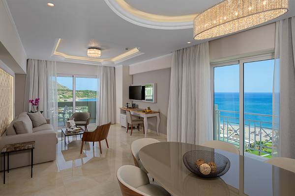 Innenansicht der Suite im Rodos Palladium Leisure & Wellness Hotel mit Blick auf das Meer.
