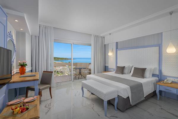 Hotelzimmer im Rodos Palladium Leisure & Wellness mit Meerblick und modernen Möbeln.