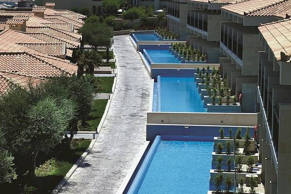 Außenbereich des Atlantica Imperial Resort & Spa mit mehreren Schwimmbecken und gepflegten Gärten.