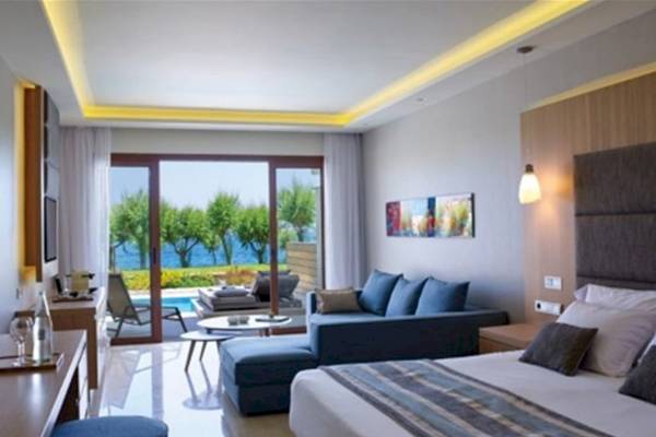 Suite im Atlantica Imperial Resort & Spa mit Meerblick, Loungebereich und Pool.