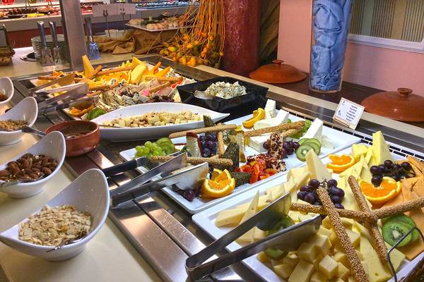 Buffet im Rodos Palladium Leisure & Wellness mit verschiedenen Käsesorten, Früchten und anderen Speisen.