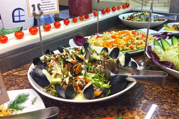 Ein Buffet mit verschiedenen Salaten und Meeresfrüchten im Rodos Palladium.