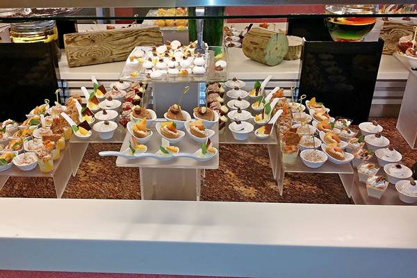 Buffet im Rodos Palladium Hotel mit verschiedenen Desserts und Häppchen.