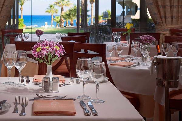Restauranttisch im Rodos Palladium Hotel mit Blick auf das Meer.