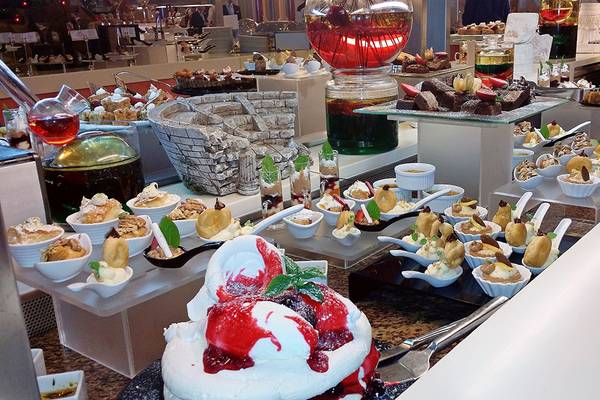 Buffet im Rodos Palladium Hotel mit verschiedenen Desserts und Speisen.