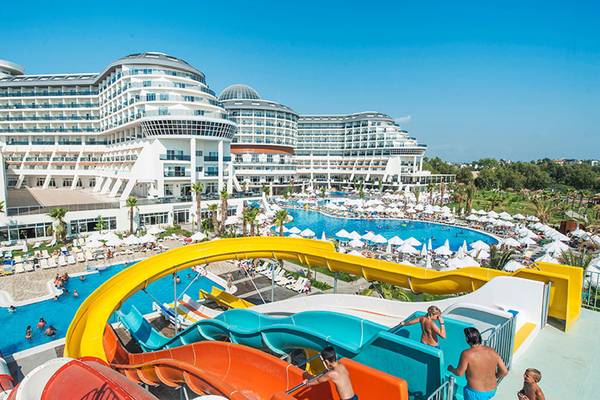Außenbereich des Seaden Sea Planet Resort & Spa mit großen Wasserrutschen und Pools.