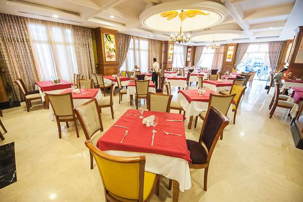 Restaurant im Seaden Sea Planet Resort & Spa mit gedeckten Tischen und dekorierten Wänden.