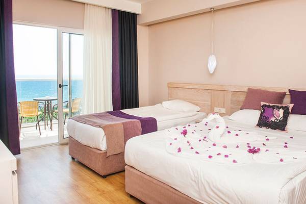 Doppelzimmer im Seaden Sea Planet Resort & Spa mit Meerblick und zwei Betten, einem Tisch und einer Terrasse.