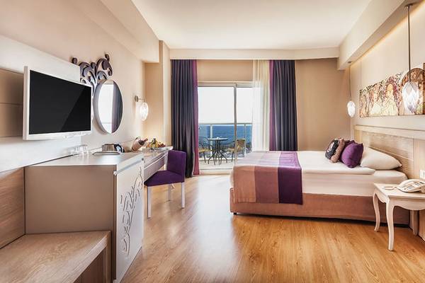 Innenansicht eines Hotelzimmers im Seaden Sea Planet Resort & Spa mit Blick auf das Meer.