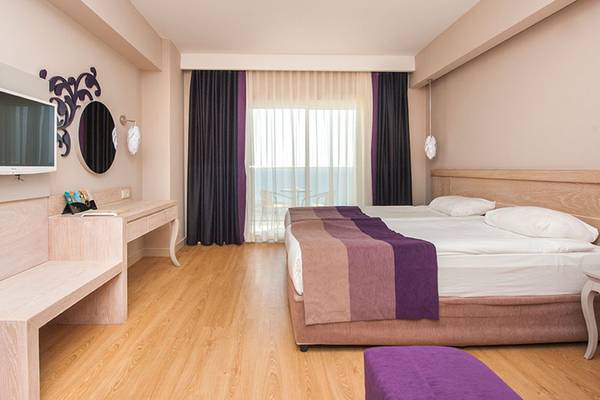 Ein elegantes Hotelzimmer im Seaden Sea Planet Resort & Spa mit Doppelbett, Fernseher und Aussicht.