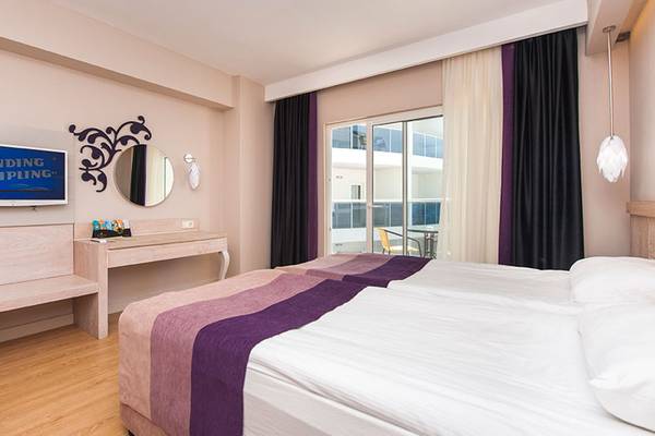 Hotelzimmer im Seaden Sea Planet Resort & Spa mit Fernseher, Bett, Schreibtisch und Balkon