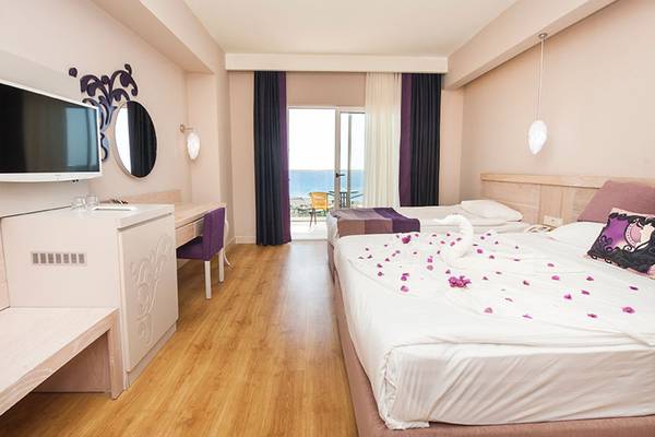 Seaden Sea Planet Resort & Spa Hotelzimmer mit zwei Betten, Fernseher und Meerblick.