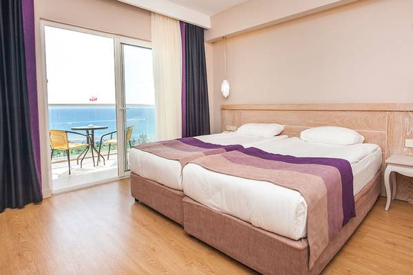 Hotelzimmer mit Meerblick im Seaden Sea Planet Resort & Spa mit zwei Betten und Balkon.