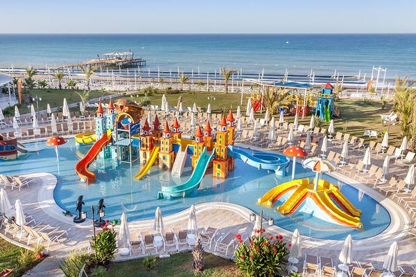 Luftaufnahme des Wasserspielplatzes am Strand des Seaden Sea Planet Resort & Spa.