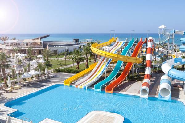 Ein farbenfrohes Wasserrutschen-System im Seaden Sea Planet Resort & Spa mit Blick auf das Meer.