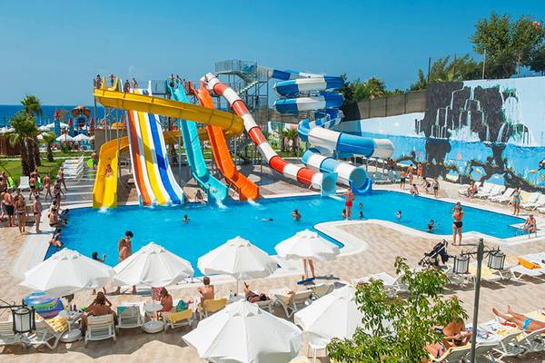 Wasserpark im Seaden Sea Planet Resort & Spa mit vielen Rutschen und schwimmenden Gästen