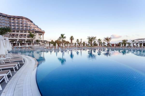 Außenpool des Seaden Sea Planet Resort & Spa mit vielen Liegestühlen und Sonnenschirmen.