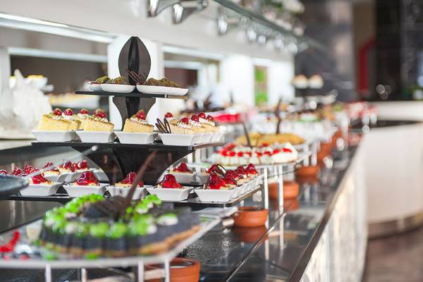 Eine Reihe von Desserts auf einem dreistöckigen Buffet in einem Hotelrestaurant.