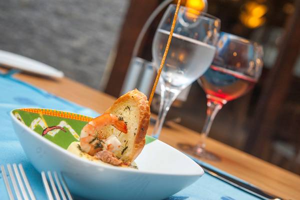 Gerecht im Seaden Sea Planet Resort & Spa mit Garnelen und Brot in einer Schüssel