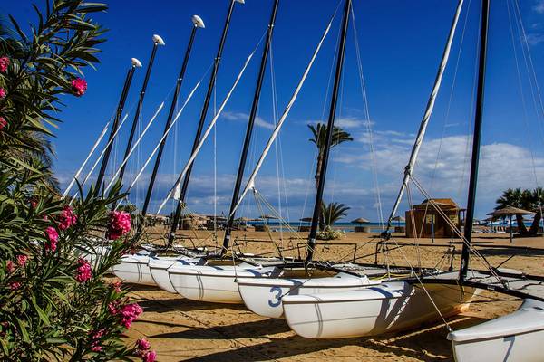 Reihe von weißen Katamaranen am Strand im LABRANDA Club Paradisio El Gouna Hotel