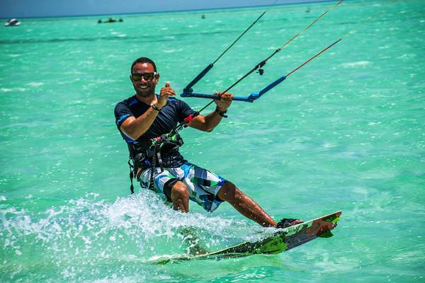 Kitesurfer im LABRANDA Club Paradisio El Gouna Hotel genießt das Segeln