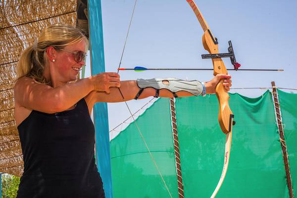 Frau mit Bogen im LABRANDA Club Paradisio El Gouna Hotel