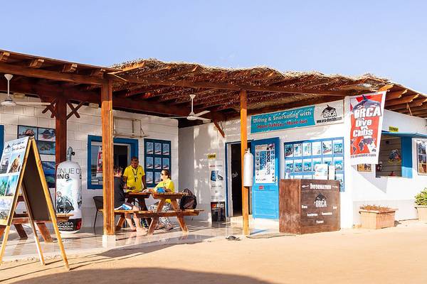 Tauchstation des LABRANDA Club Paradisio El Gouna mit Gästen und Personal im Freien
