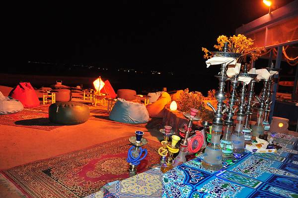 Abend-Loungebereich mit Huka und Sesseln im Hotel LABRANDA Club Paradisio El Gouna