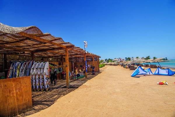 Strand-Surfstation im LABRANDA Club Paradisio El Gouna mit vielen Surfbrettern.