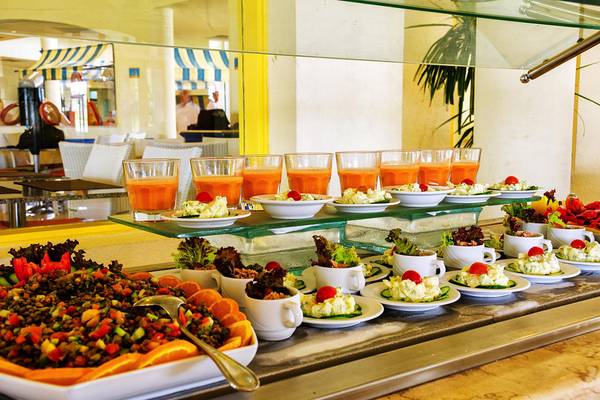 Buffettisch im LABRANDA Club Paradisio El Gouna mit verschiedenen Gerichten und Getränken.