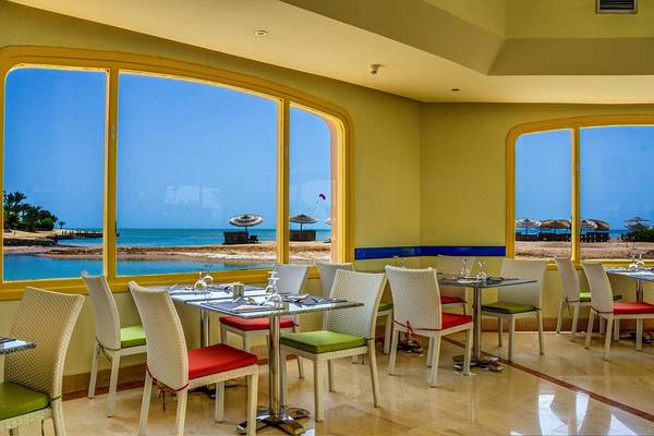 Innenansicht eines Restaurants im LABRANDA Club Paradisio El Gouna mit Blick auf den Strand.