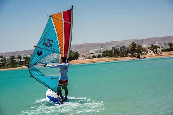 Windsurfer im Meer vor dem Hotel Labranda Club Paradisio El Gouna