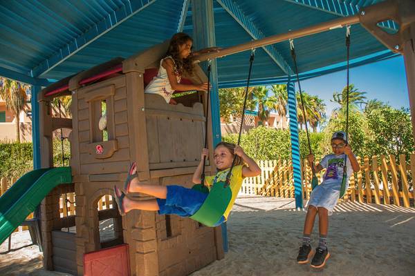 Kinder spielen auf einem Spielplatz im LABRANDA Club Paradisio El Gouna Hotel.