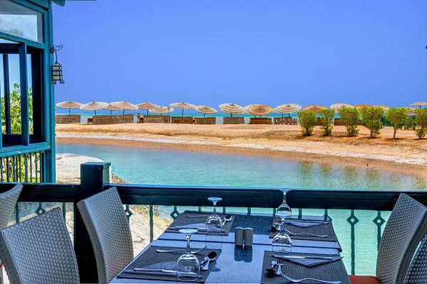 Außenterrasse des LABRANDA Club Paradisio El Gouna mit Blick auf einen Strand und das Meer.