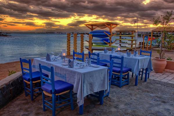 Foto vom LABRANDA Club Paradisio El Gouna mit Blick auf das Meer und gedeckten Tischen.