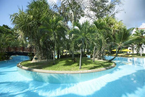 Außenpool des Sarova Whitesands Beach Resort & Spa mit grüner Insel in der Mitte.
